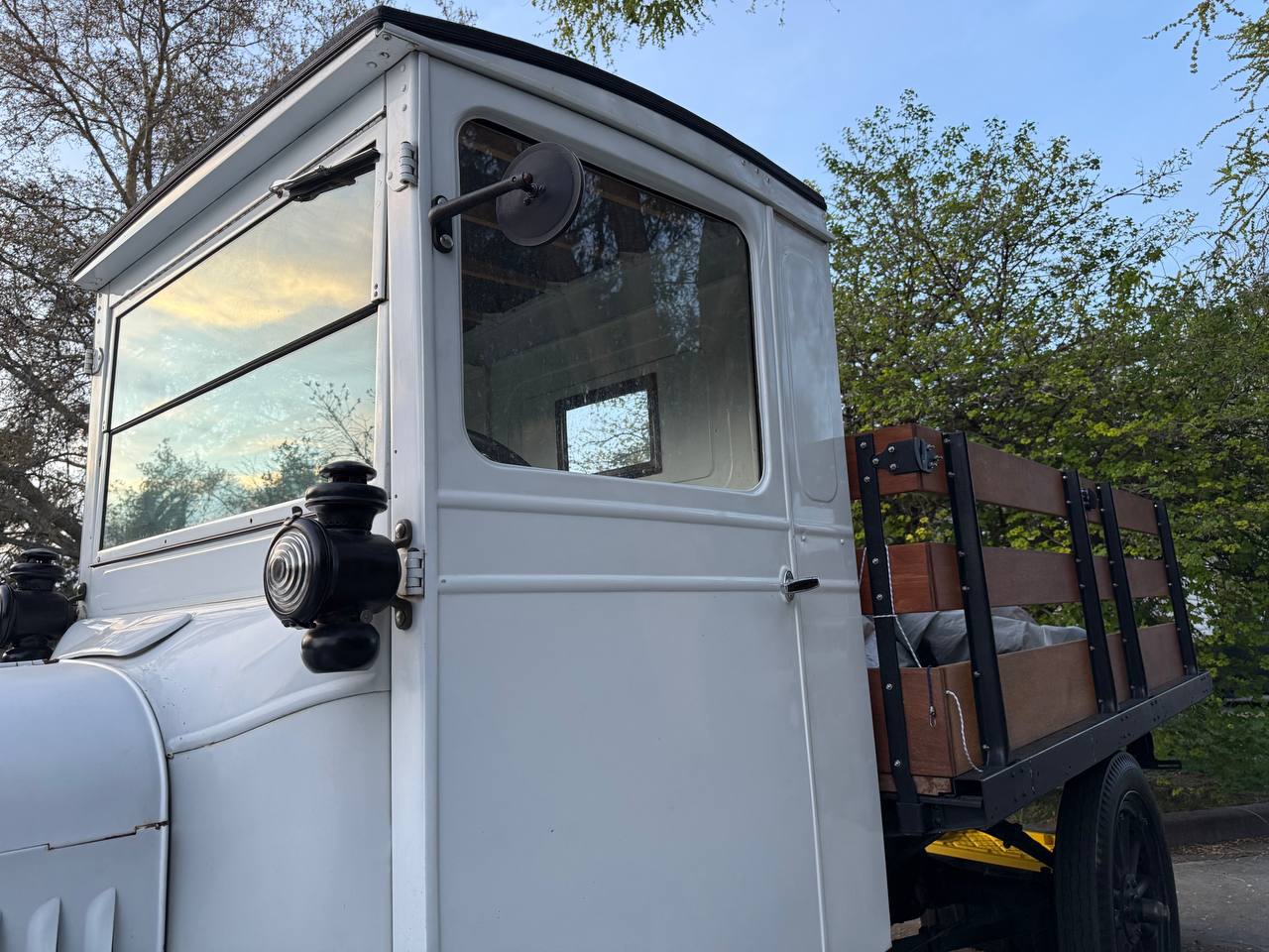 truck-cab-door-lamp.jpg